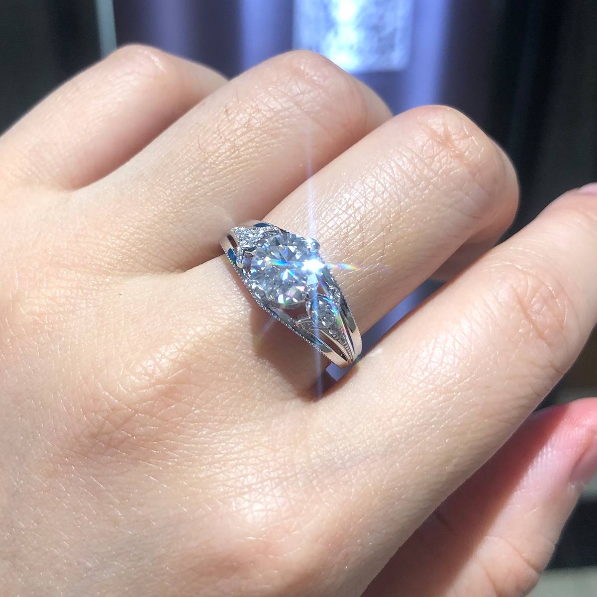 Fashion Four Claw Women's Ring S925 Silver Plated Platinum Customized Selection Main Stone Moissanite Diamond 1.0ct/Secondary Stone High Carbon Diamond